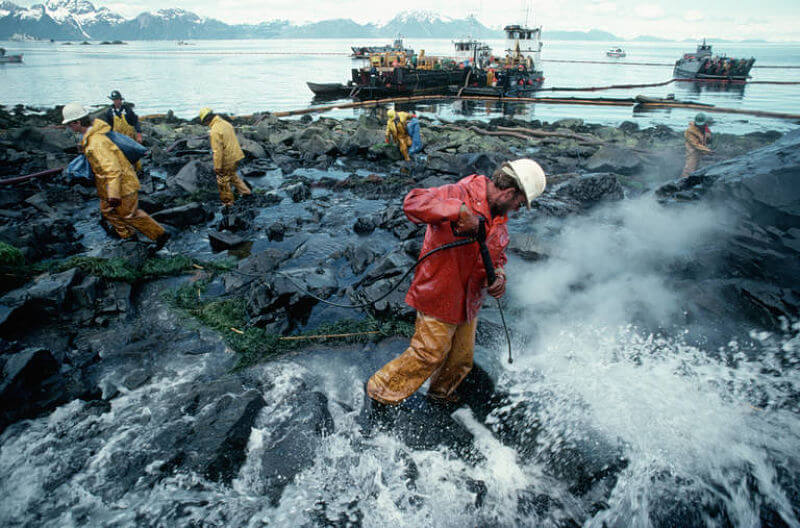 Limpieza del derrame del Exxon Valdez en las costas de Alaska, 1989