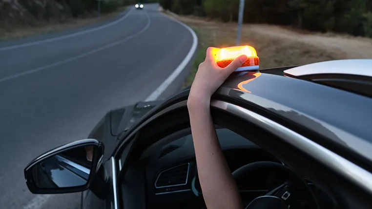 baliza v16 colocada techo coche emergencia