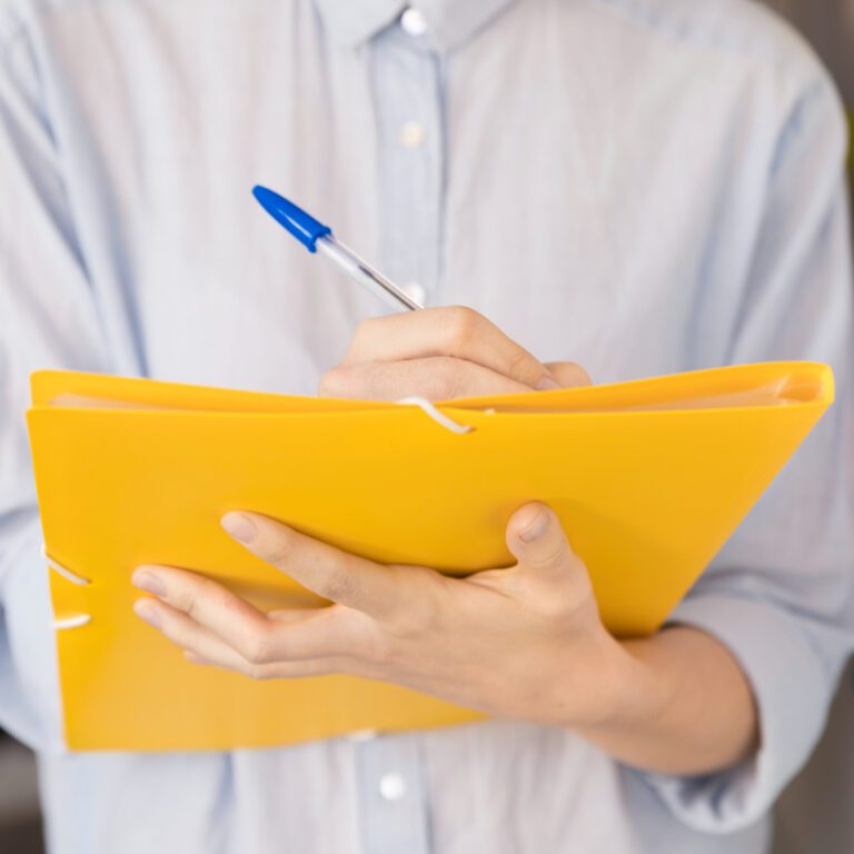 close-up-woman-taking-notes