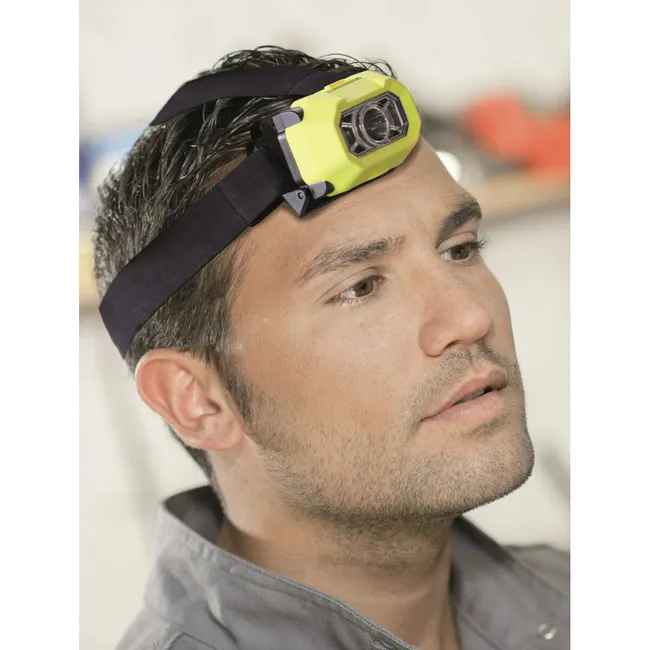 tecnico con frontal atex inspeccionando
