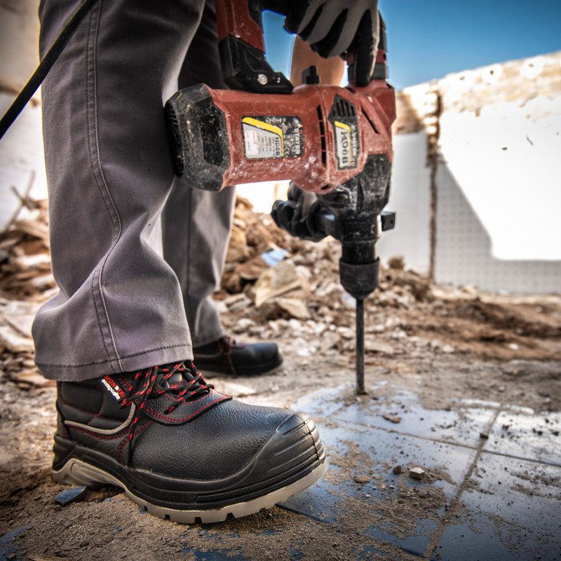 botas de seguridad hidrofugas en suelo mojado de obra